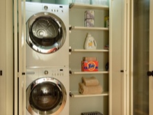 Έπιπλο τοίχου με ράφια και χώρο για πλυντήριο ρούχων και στεγνωτήριο ρούχων στο μπάνιο
