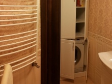 Γωνιακό ντουλάπι από λευκή μοριοσανίδα για πλυντήριο ρούχων στο μπάνιο