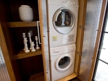 Ντουλάπα από ξύλο και πλαστικό για το πλυντήριο ρούχων στο μπάνιο 