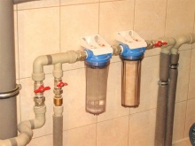 Dva filtry pro čištění a změkčování vody v pračce 