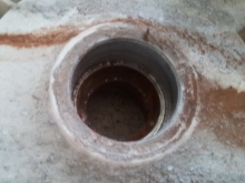 Forare la vasca della lavatrice per un nuovo cuscinetto e un nuovo premistoppa