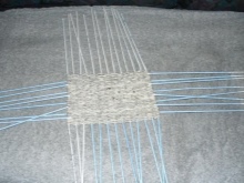 Țesând coș de rufe dreptunghiulare din țevi de ziar