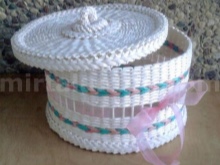 Coș de rufe frumos făcut din role de ziar - decor