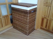 Coș de rufe din hârtie de ziar cu căptușeală