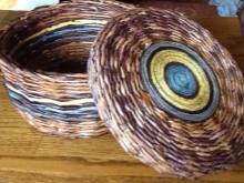 Coș de rufe din hârtie de ziar