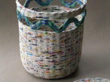 Coș de rufe din hârtie de ziar cu capac și decor 