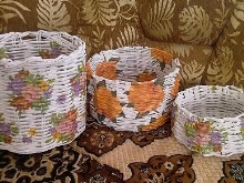 Coș de rufe din hârtie de ziar cu decor