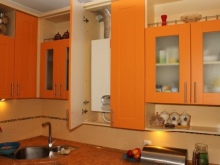 Stufa a gas con armadi a muro