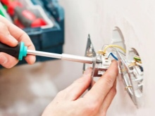 Installation de la prise de courant pour le lave-linge dans la salle de bains