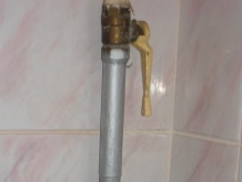 Ventil mit gelbem Drehknopf zum Absperren der Gaszufuhr