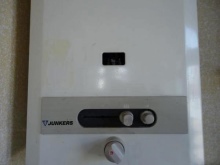 Gas water heater working from a piezo element