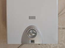 Gas water heaters working from a hydraulic turbine