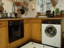 kaappien väliin rakennettu pesukone