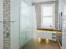 svart och vitt badrum design