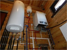 Vandvarmer på en forstærket væg i sommerhuset