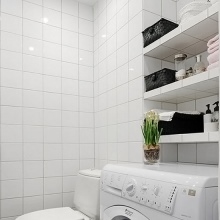 Вградени рафтове в малка баня