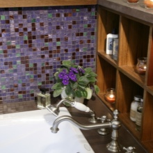 Рафтове до кранчето на ваната