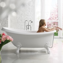 Bathtub on curved legs