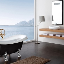 Vasca da bagno piccola con miscelatore da terra