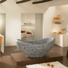 Mosaiikeilla koristeltu kylpyhuone