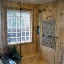 Kylpyhuoneen ikkuna koristeltu mosaiikki