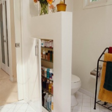 Badeværelsesvæg med opbevaringsplads