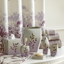 Tartozékok egy lila kádhoz