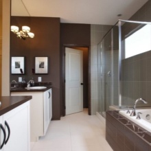 Rudi vonios kambario akcentai