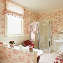 Badkar och duschkabin i badrummet