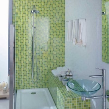 Douche in een kleine badkuip