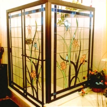 Badeværelsesvæg af farvet glas