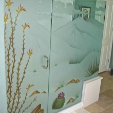 En mønstret glasvæg i badeværelset