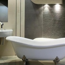 Contrastul corect al pereților de baie gri cu o altă nuanță