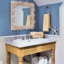 Navtični slog kopalnice v kombinaciji z lesenim pohištvom