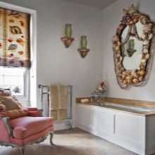 Zrcalo s školjkami v kopalnici v morskem slogu