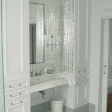 Möblerna är täckta med en spegelmosaik.