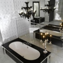 Badrumsvägg helt inramad med en spegel