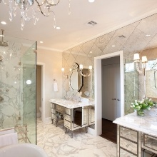 Diagonal spegelmurning på badrumsväggar