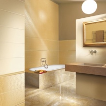 Kuldne viimistlus heledas vannitoas