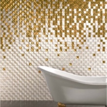 Kuldne viimistlus suures vannitoas