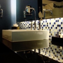 Must ja kuldne mosaiik vannitoa jaoks