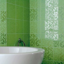 Azulejos brilhantes na casa de banho