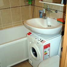 Waschmaschine unter der Spüle