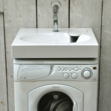 Waschmaschine unter der Spüle