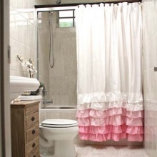 Rideau de salle de bains en tissu blanc et rose