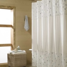 Motif fin sur un rideau de salle de bains en tissu blanc