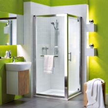 Καμπίνα ντους σε ένα μικρό μπάνιο