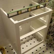 Kaip savo rankomis įrengti kabančią spintelę su kriaukle vonios kambaryje