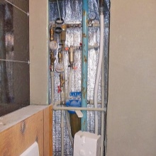 Box of plasterboard, aperture for the bathroom trapdoor invisible in the bathroom with his hands