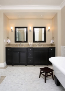 Beige och svart badrum